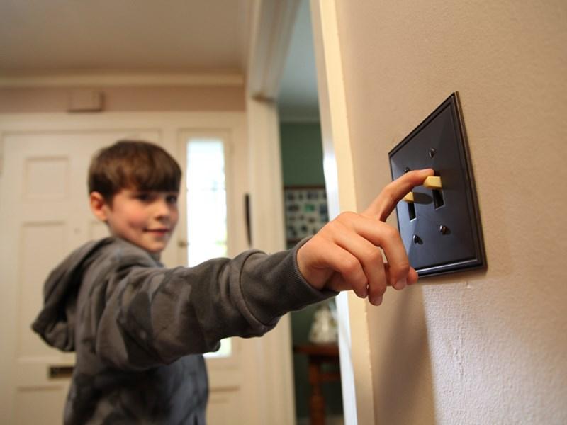 kid turning off lightswitch